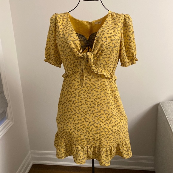 Le Lis Dresses & Skirts - Yellow dress with tie front. Never worn